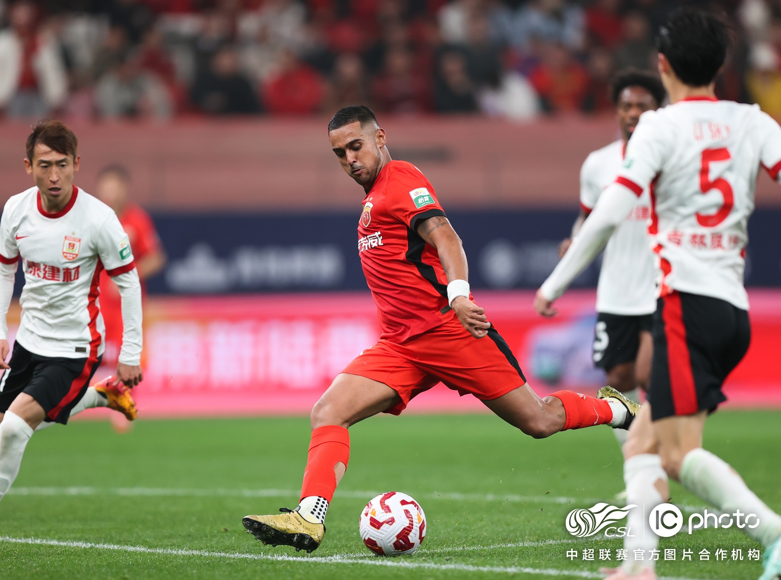 星空体育包含集结日体能课后，上海海港更衣室发声备战德甲，信心回归，轮换策略成焦点的词条